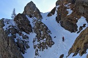 03 Salendo il mitico ripido 'Canalino' per il Benigni ben innevato